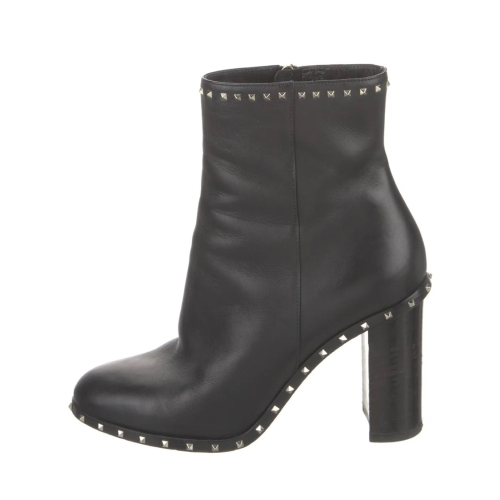 Valentino Rock Stud Grainy Boots Lug Sole 38 Min signs of wear. Runs small